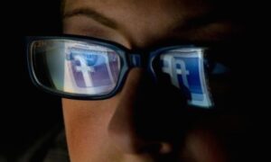 Fraude de relações públicas facebook posicionando-se contra