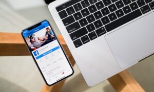 O que é Facebook Watch e como posso utilizá-lo para assistir a vídeos?