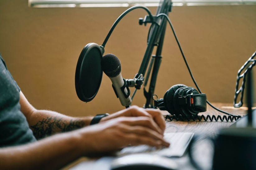 10 maneiras de ganhar dinheiro com podcasts